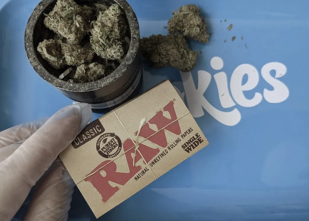 How to Roll a Joint 2 01 choose the right rolling pager raw brand