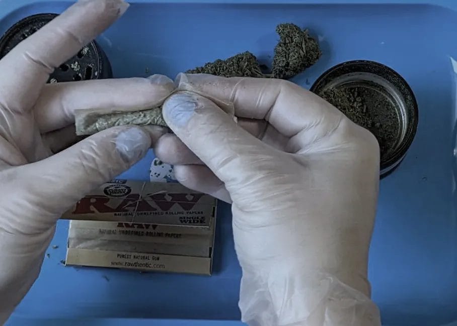 How to Roll a Joint 9 07 pinch the paper