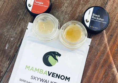 How to Dab Cannabis Extracts (from Shatters to Wax) 5 jars of live resin on a table from mama venom brand